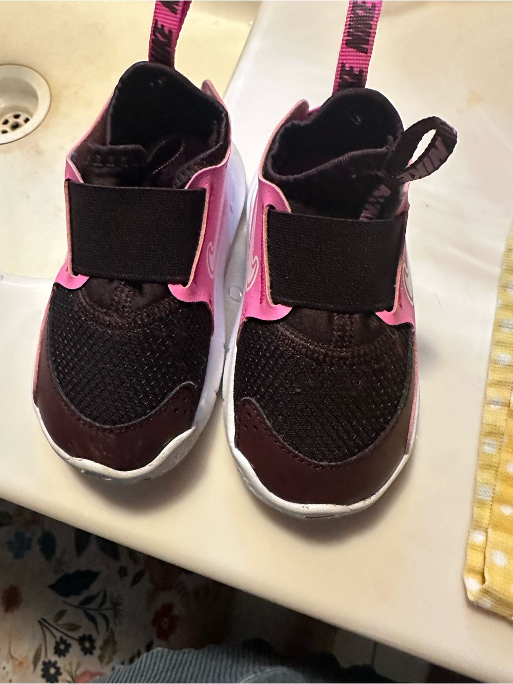Nike slip-On Sneakers in Black and Pink